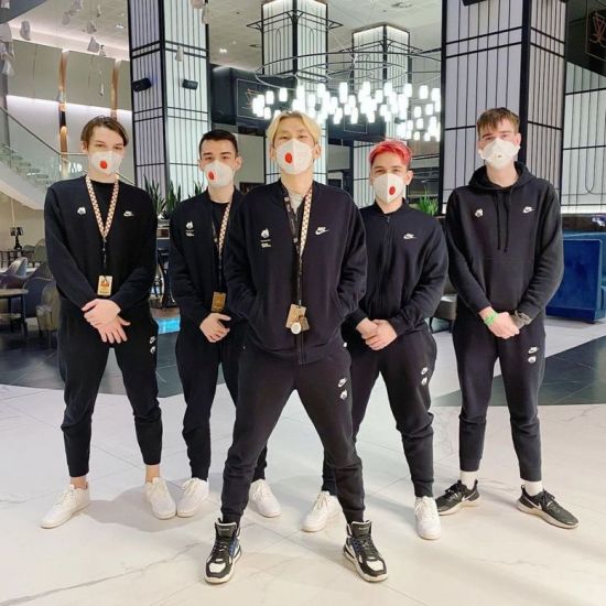 中国战队XG在DOTA2 TI14总决赛中击败Falcons夺赛点